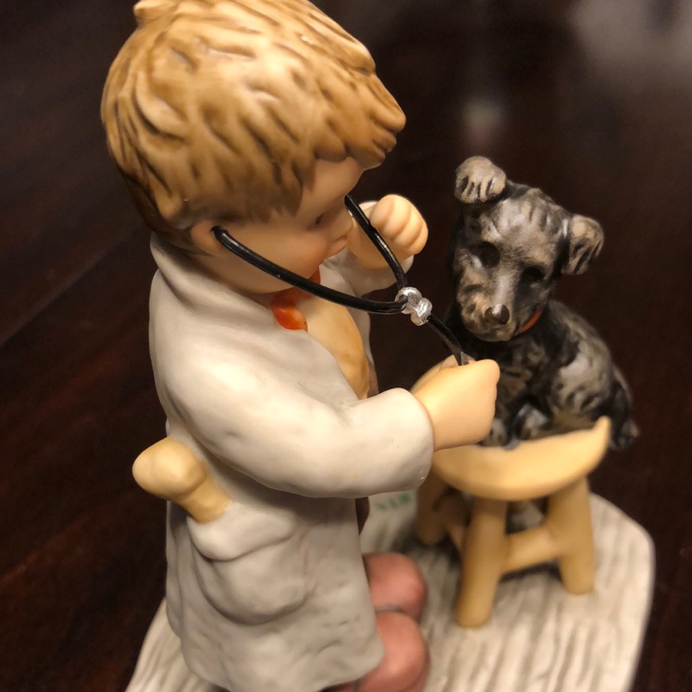 Hummel Figurine “The Doctor is in” - Picture 2 of 11